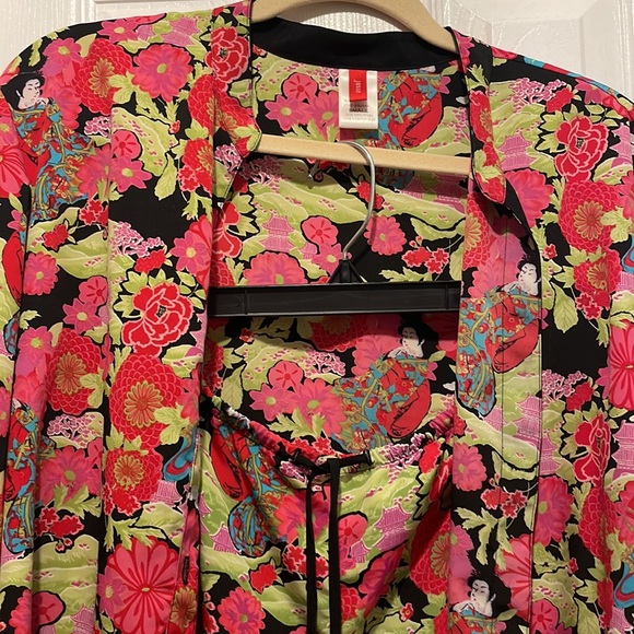Josie Natori Very Vibrant Two Piece! Reminds me of a Kimono! Size small. - Picture 3 of 5